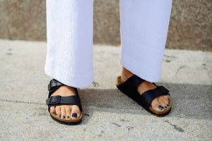 آیا می دانید که صندل می تواند باعث درمان پا درد شود؟