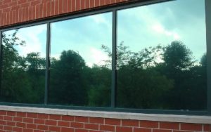 شیشه پنجره ساختمان که با تغییر فصل تغییر رنگ می دهد