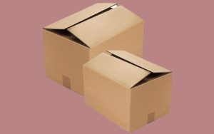 کودک کار کارتن 8 کیلویی را بغل می کند تا آرام بخوابد