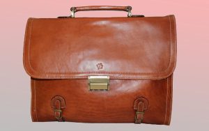 زن جوانی کیف اداری چرم طبیعی را می فروشد تا خرج زندگی اش را تامین کند