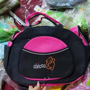 مردی کیف سیسمونی را با لباس هایش ست می کرد