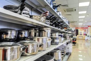 پسری با لوازم آشپزخانه عروس به خواستگاری دختر مورد علاقه اش رفت