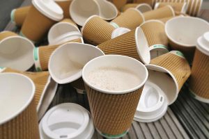 خوردن نوشیدنی در لیوان یکبار مصرف چایخوری راز جوانی ملکه انگلستان بود